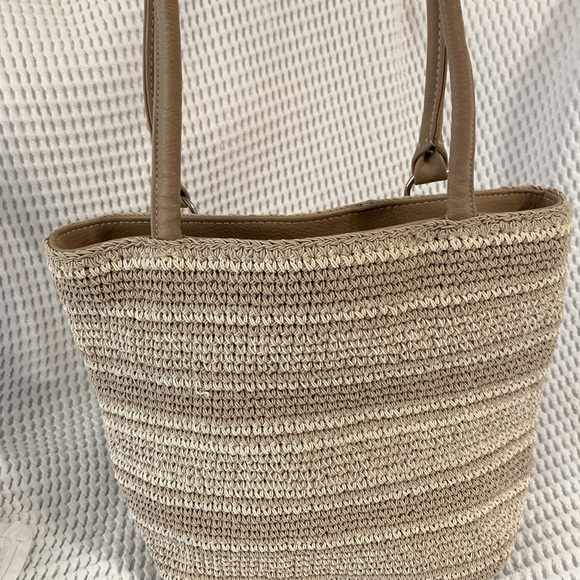 Woven hand bag with leather handles - Picture 3 of 5